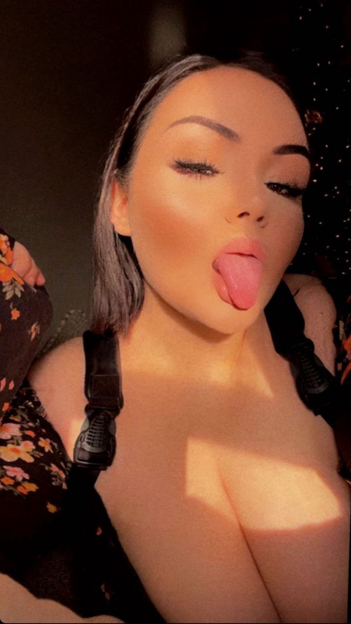 thick ass PAWG teases her huge boobs and ass over snapchat leaked #S5S7125T